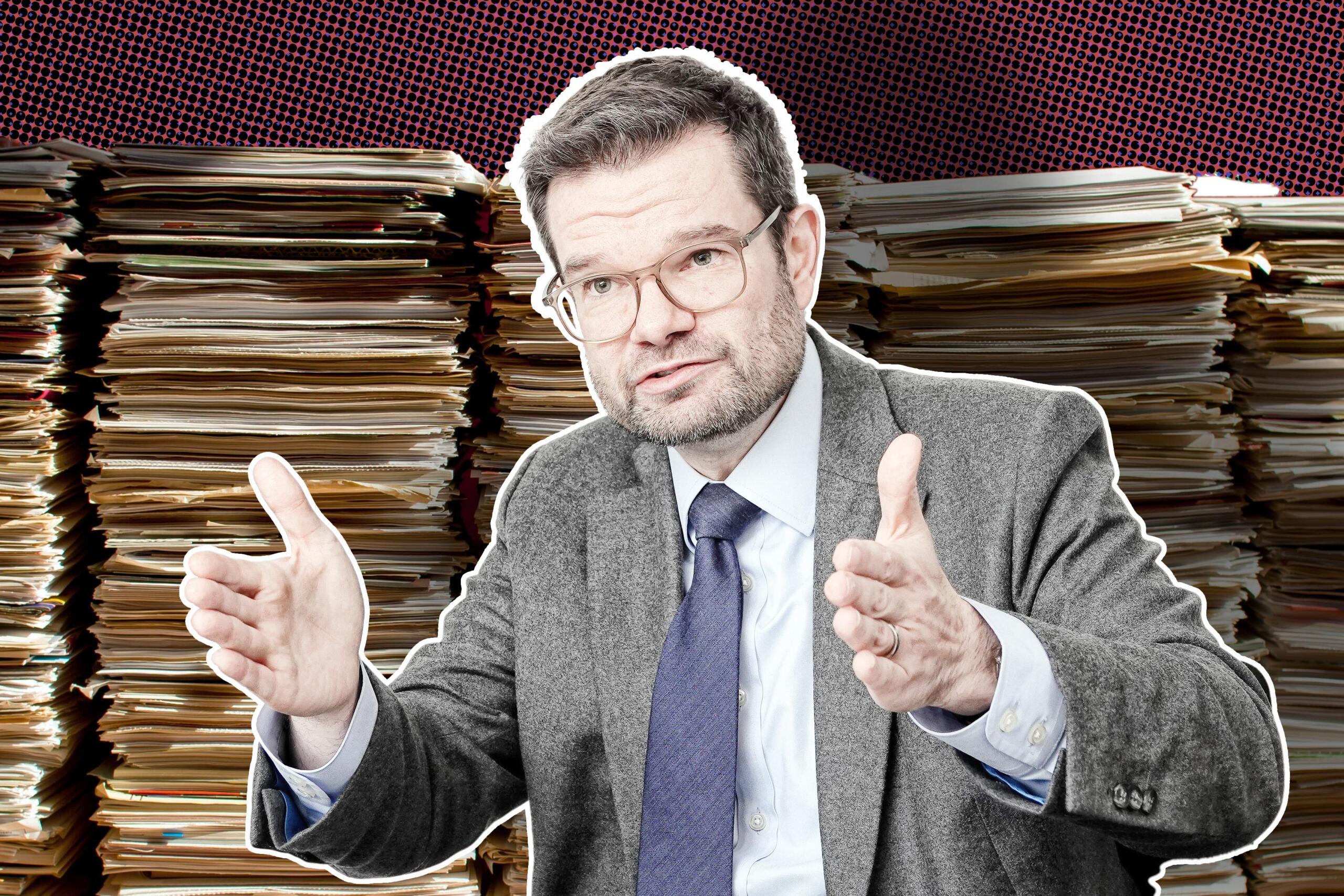 Marco Buschmann gestikuliert, im Hintergrund sind Aktenstapel