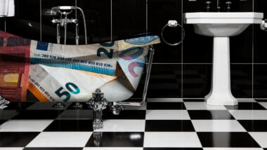 Badewanne in Geldmuster in schwarz-weißem Badezimmer