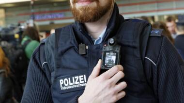 Ein Beamter der Bundespolizei mit einer Bodycam.