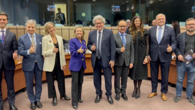 EU-Kommissar Thierry Breton und die spanische Vize-Premierministerin Nadia Calviño nach der Trilog-Einigung
