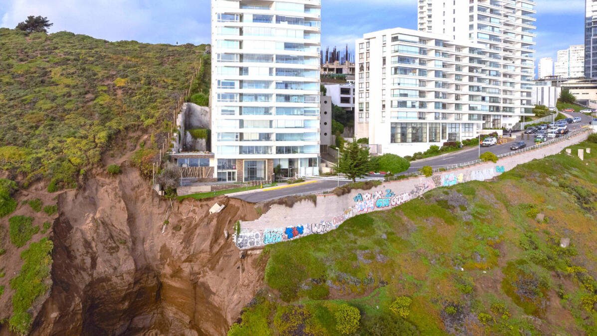 Hochhaus steht sehr nahe an einem abgerutschten Hang.