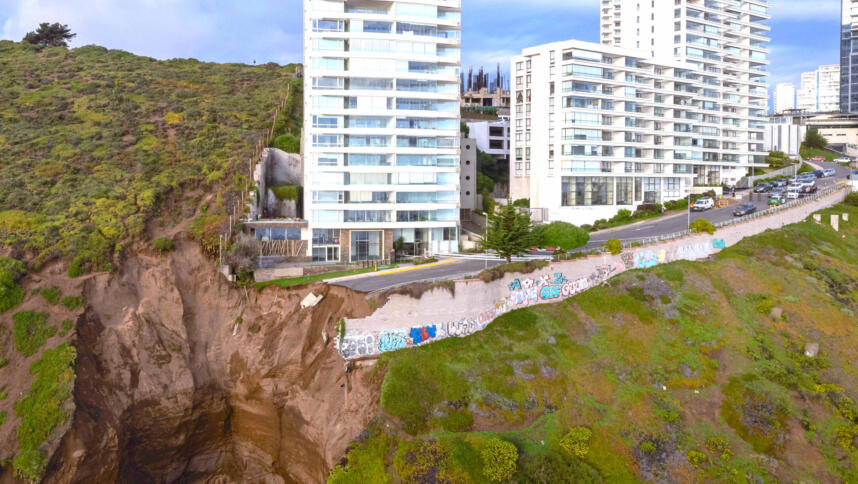 Hochhaus steht sehr nahe an einem abgerutschten Hang.