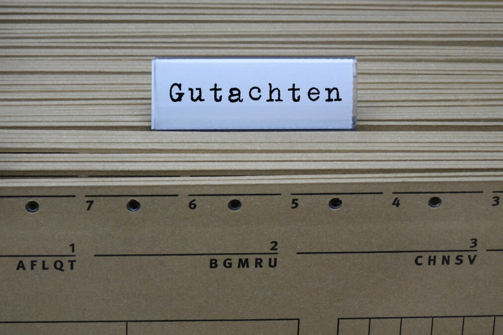 Hängeregister mit Aufschrift Gutachten