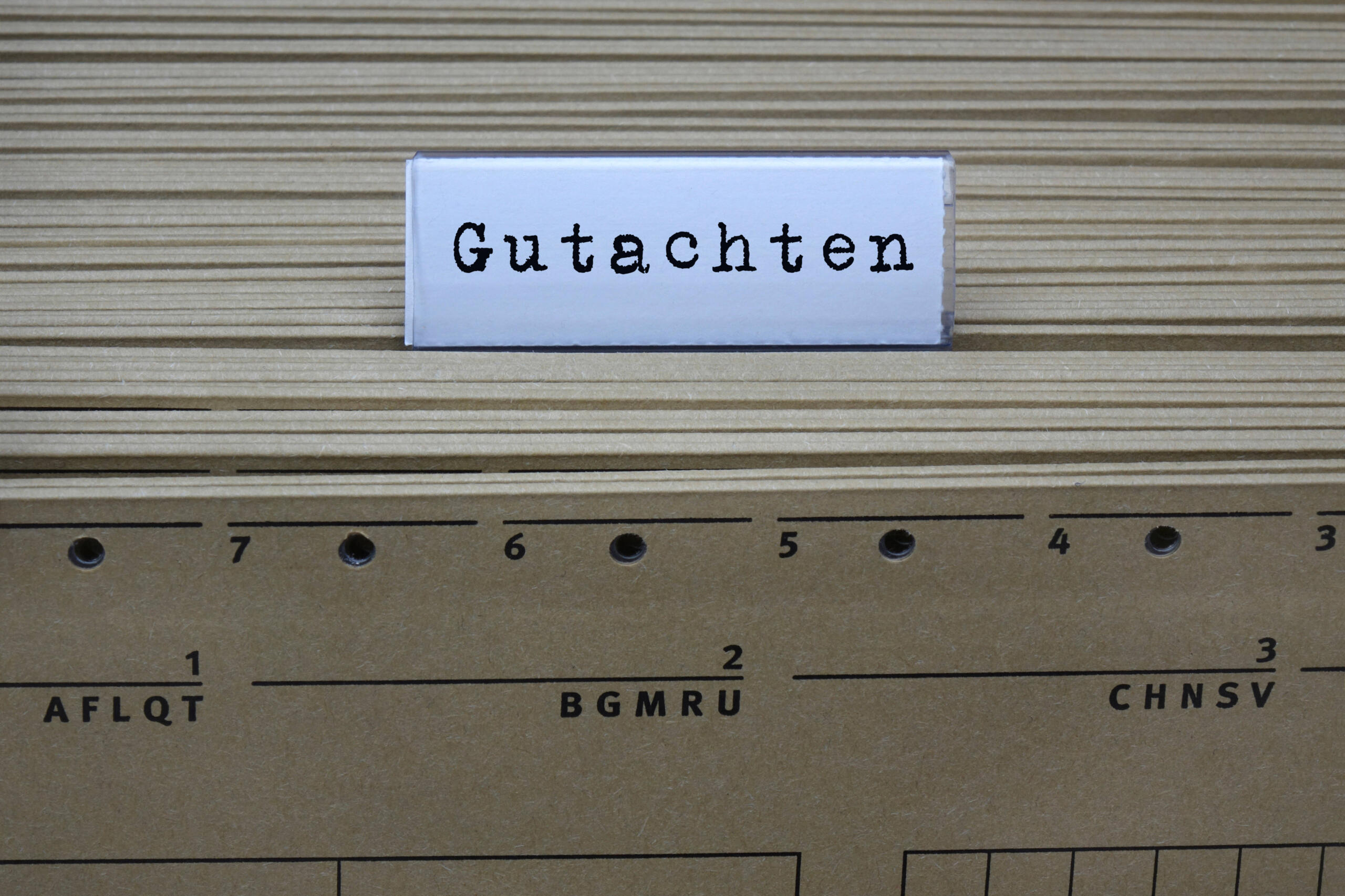 Hängeregister mit Aufschrift Gutachten