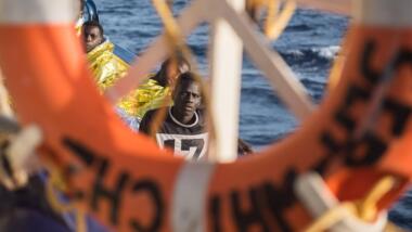 Menschen auf einem Schlauchboot vom Rettungsschiff aus fotografiert.
