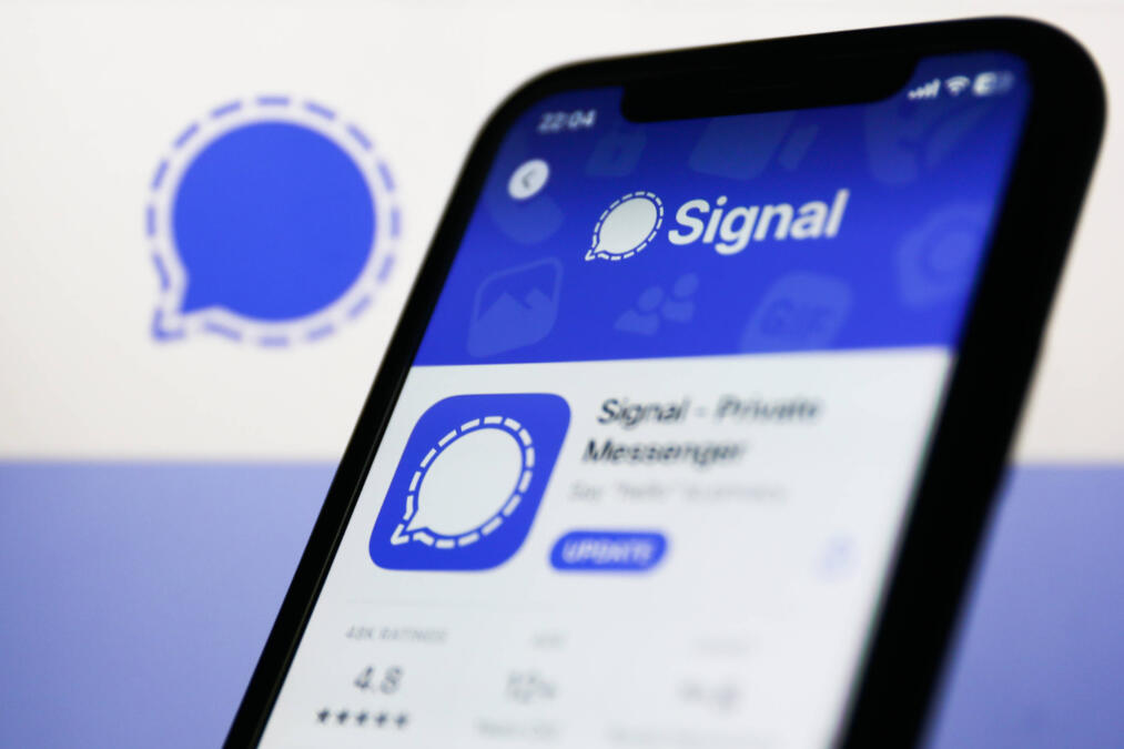 Smartphone, auf dem Signal zum Download in einem App-Shop zu sehen ist.
