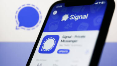 Smartphone, auf dem Signal zum Download in einem App-Shop zu sehen ist.