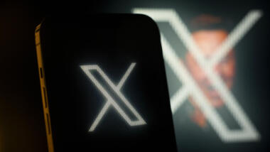 X Logo, im Hintergrund Elon Musk