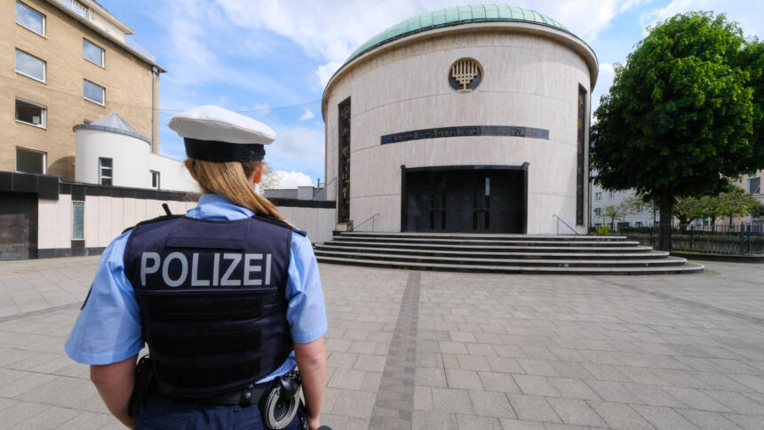 Synagoge Düsseldorf, davor eine Polizistin, die von hinten abgebildet ist