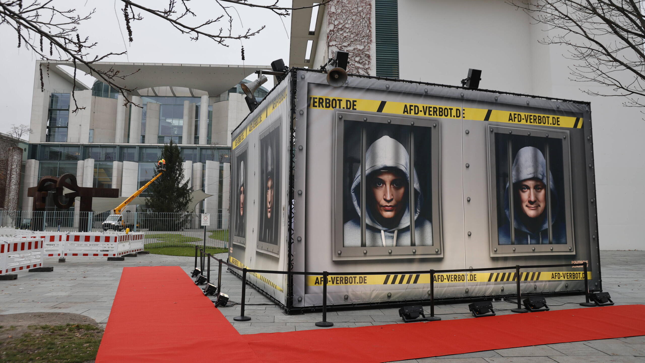 Ein stilisiertes Gefängnis, in dem prominente Politiker:innen der AfD sitzen.