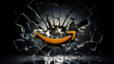 Der orangene Pfeil des Amazon-Logos, dahinter zerbrechendes Glas.