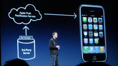 Mann vor Slide: 3rd Party Server -> Apple Push Notification Service -> iPhone.