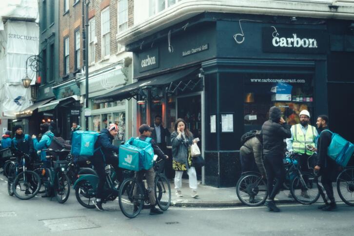 Delivero-Fahrer vor einem Restaurant.