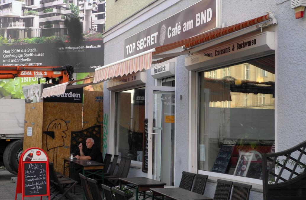 Hausfassade mit einem Cafe, das "Top Secret" heißt