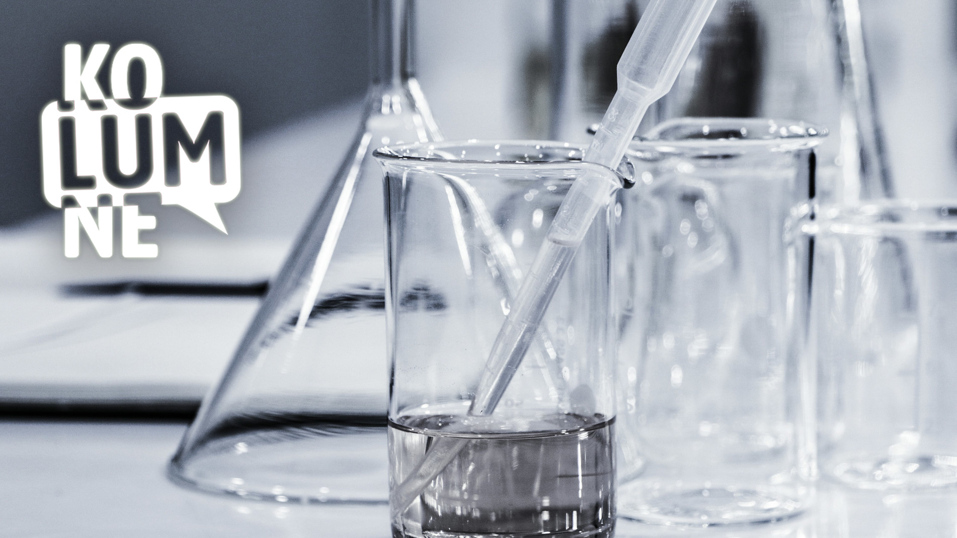 mehrere Glasbecher und Kolben auf einem Labortisch