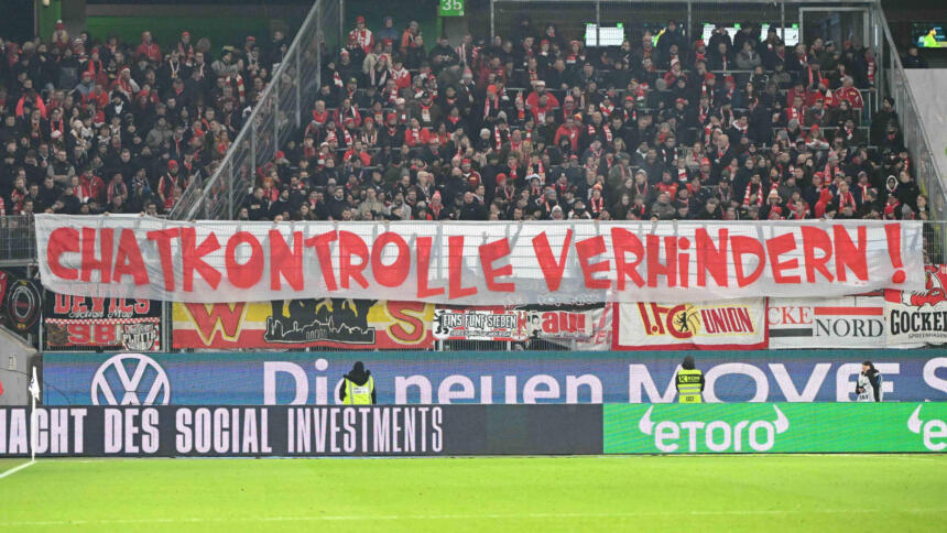 Fußballfans vom 1. FC Union zeigen ein Spruchband mit der Aufschrift "Chatkontrolle verhindern!"