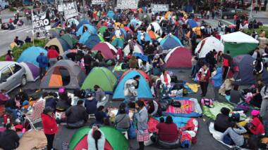Zelte und Menschen auf einer Straße