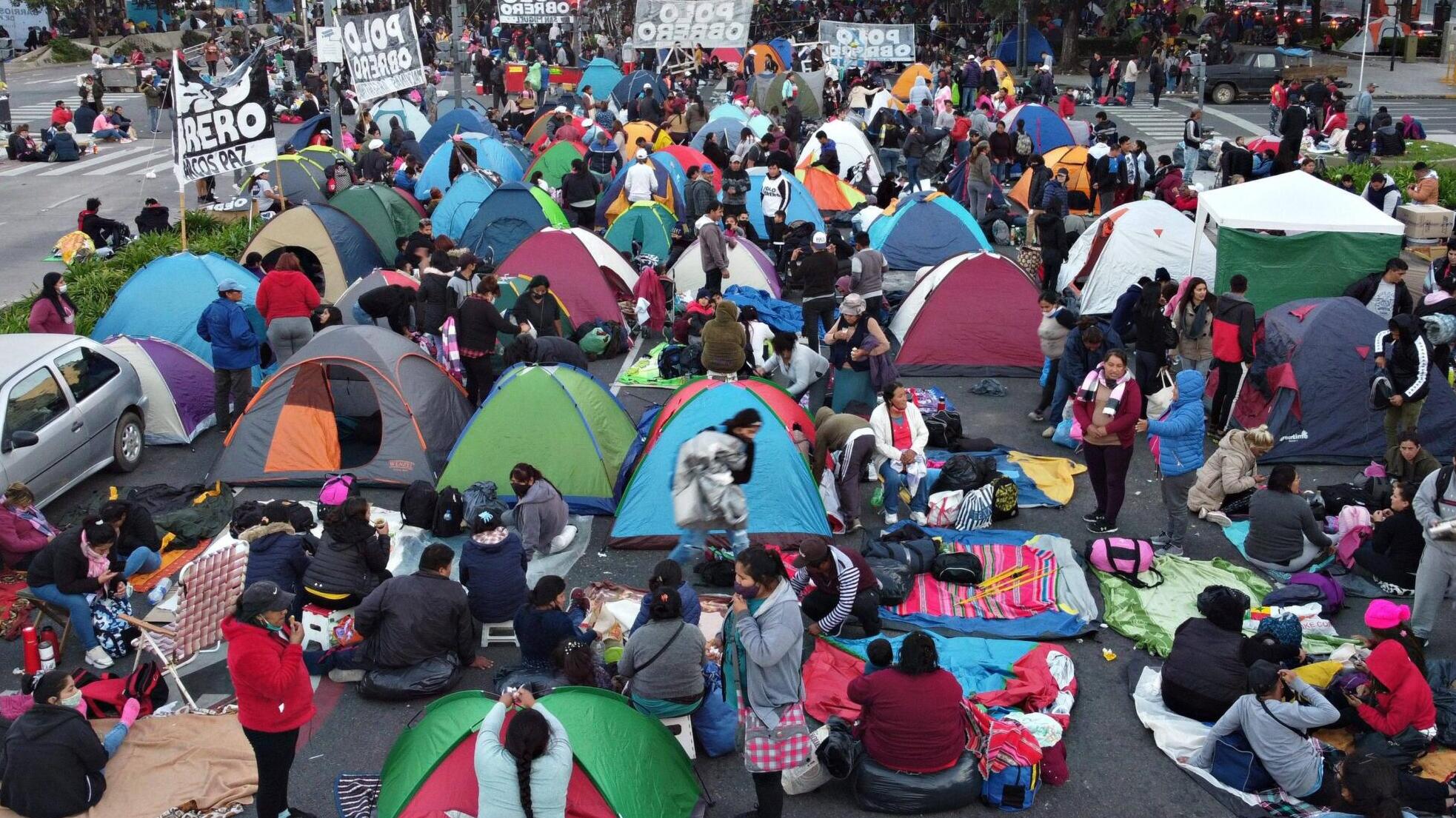 Zelte und Menschen auf einer Straße