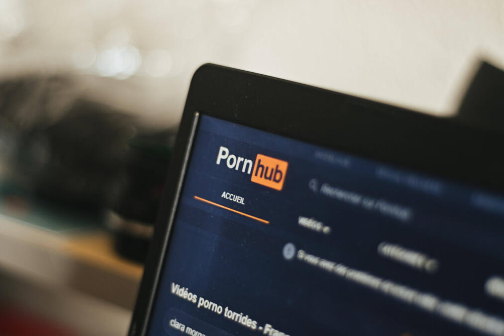 Eine Ecke eines Laptopscreens ist zu sehen, darauf das Logo von Pornhub