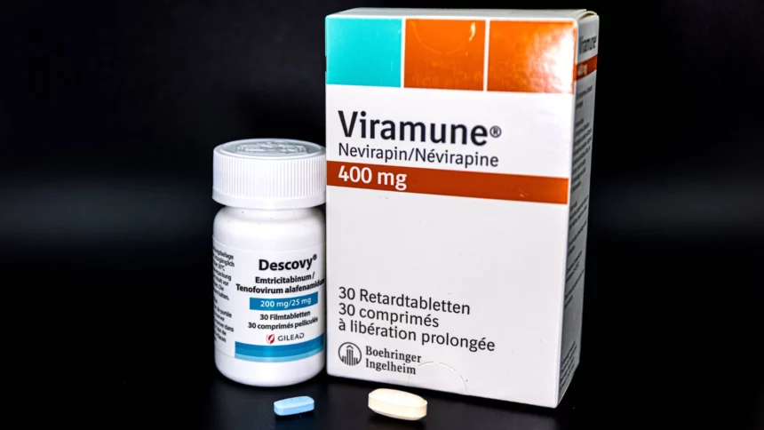 Die Medikamente Viramune und Descovy vor schwarzem Hintergrund
