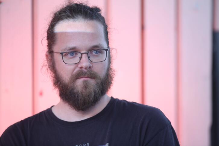 Arne Semsrott, Chefredakteur des Portals FragDenStaat kämpft für die Pressefreiheit