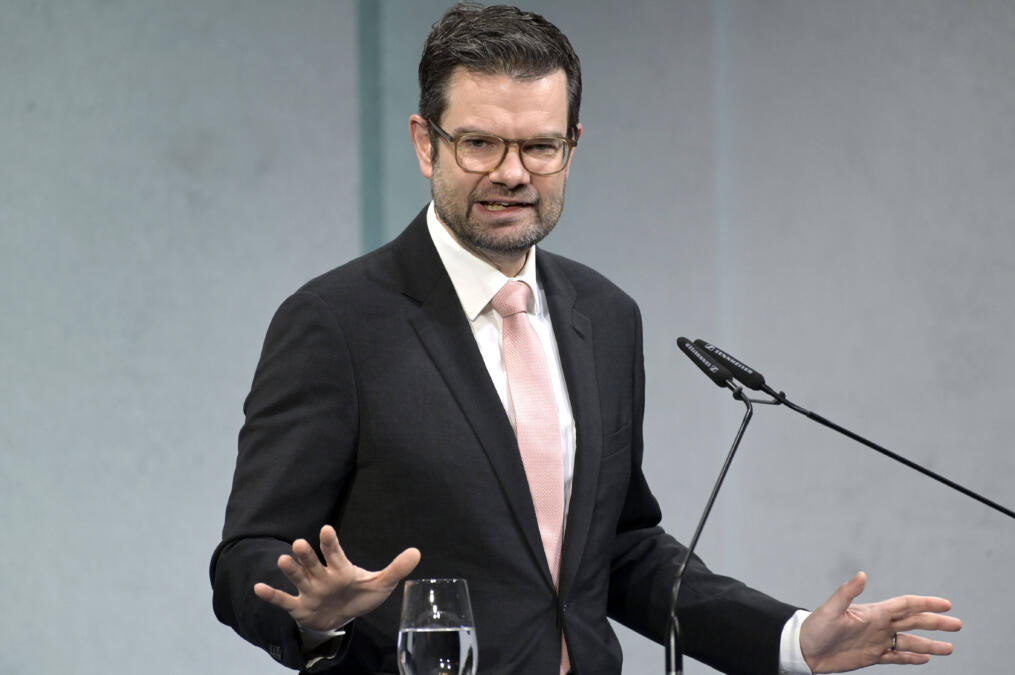 Mann mit Brille in dunklem Anzug am Rednerpult