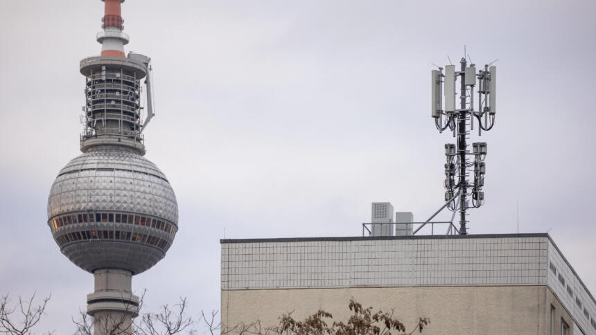 Mobilfunkmast auf Hausdach in Berlin.