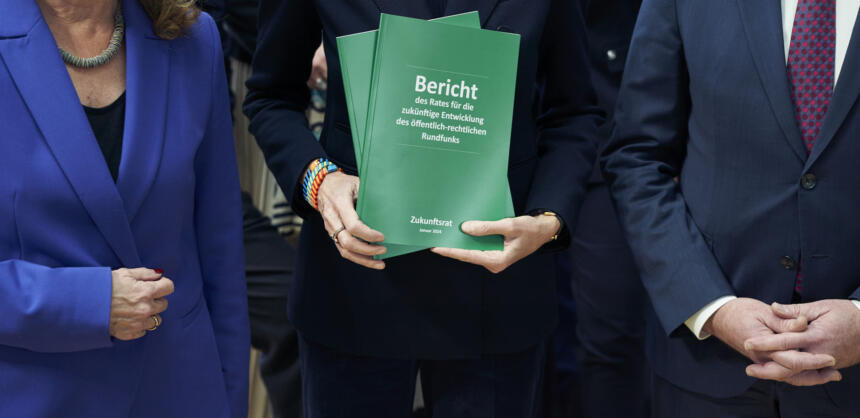 Foto des Berichts des Zukunftsrats bei der Präsentaton im Rahmen einer Pressekonferenz