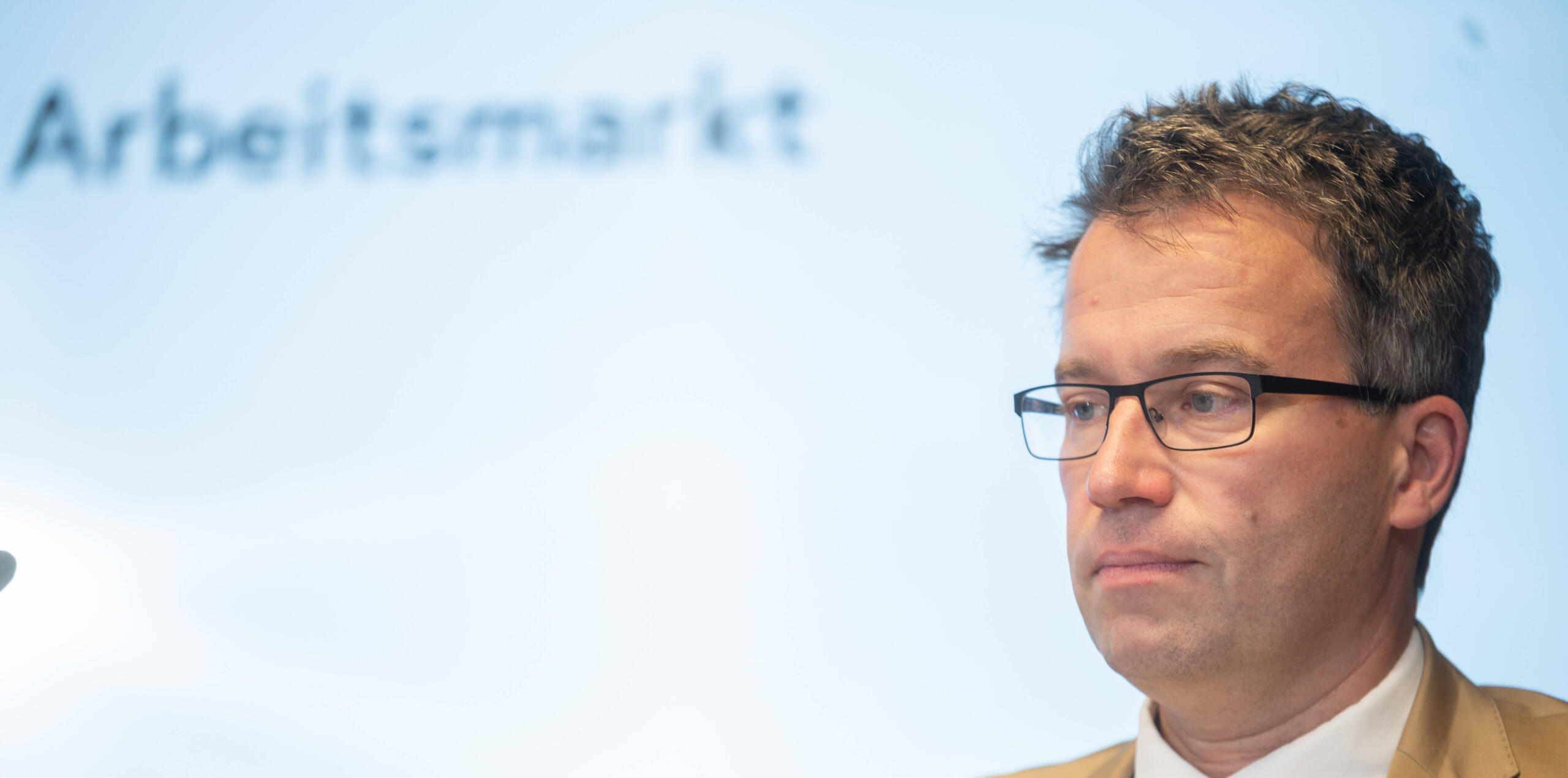 Mann mit Brille schaut zur Seite