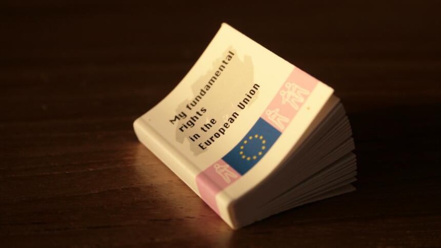 Die Grundrechtecharta der EU als Buch im Miniaturformat