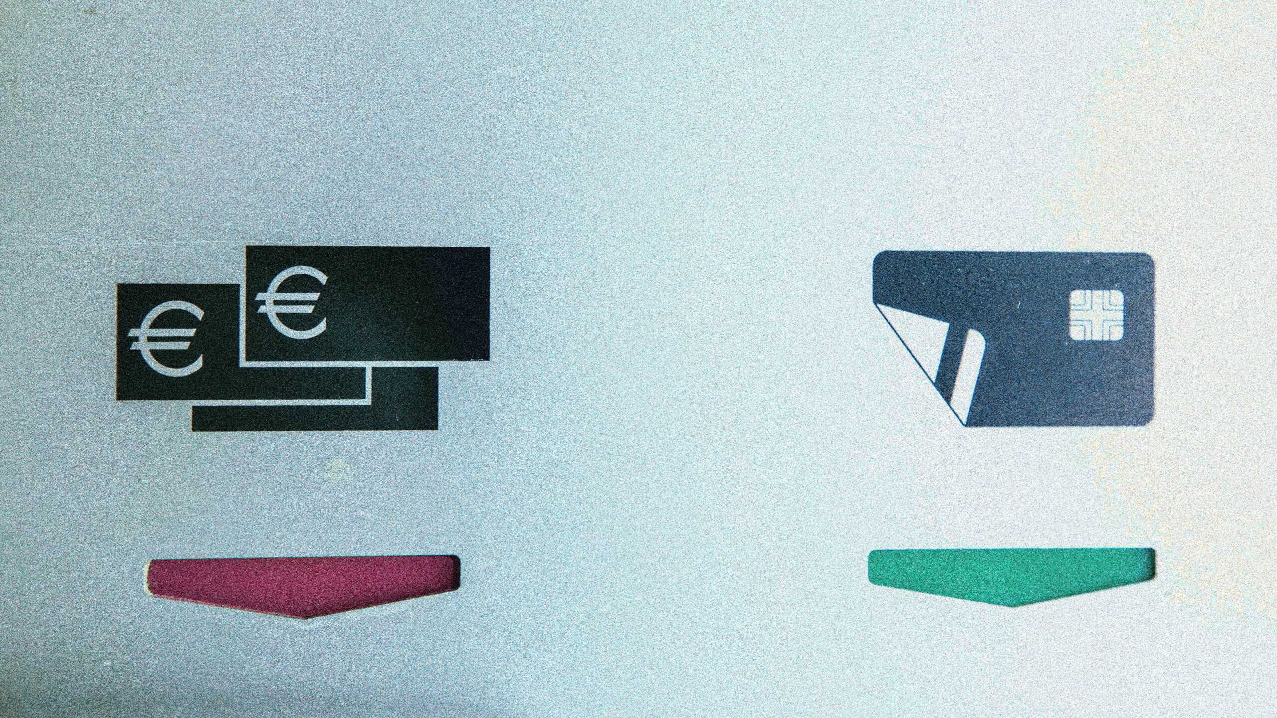 Bargeld- und Kartenzahlungslogo. Unter dem Bargeldlogo ist ein roter Pfeil, unter dem Kartenlogo ein grüner Pfeil.