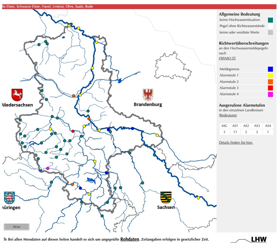 Eine Karte von Sachsen-Anhalt, auf der Flüsse eingezeichnet sind. Und farbig gekennzeichnete Pegel-Messpunkte.