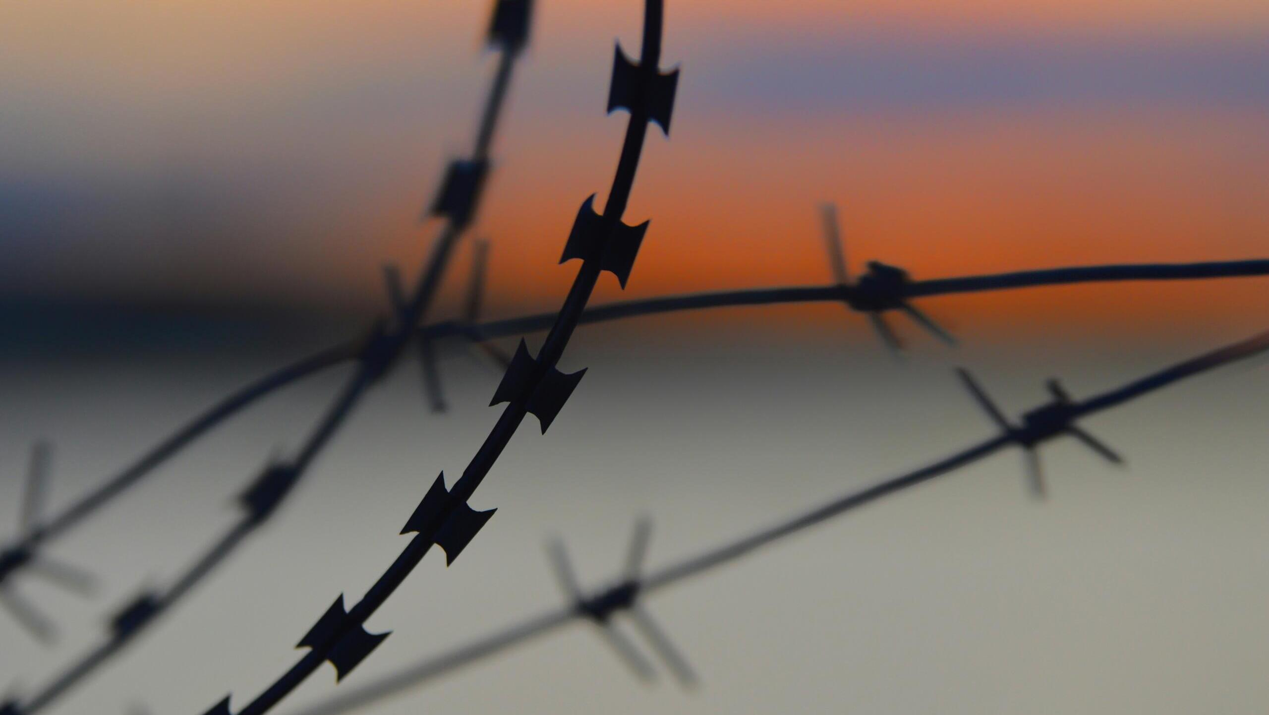 Nahaufnahme von NATO-Stacheldraht.
