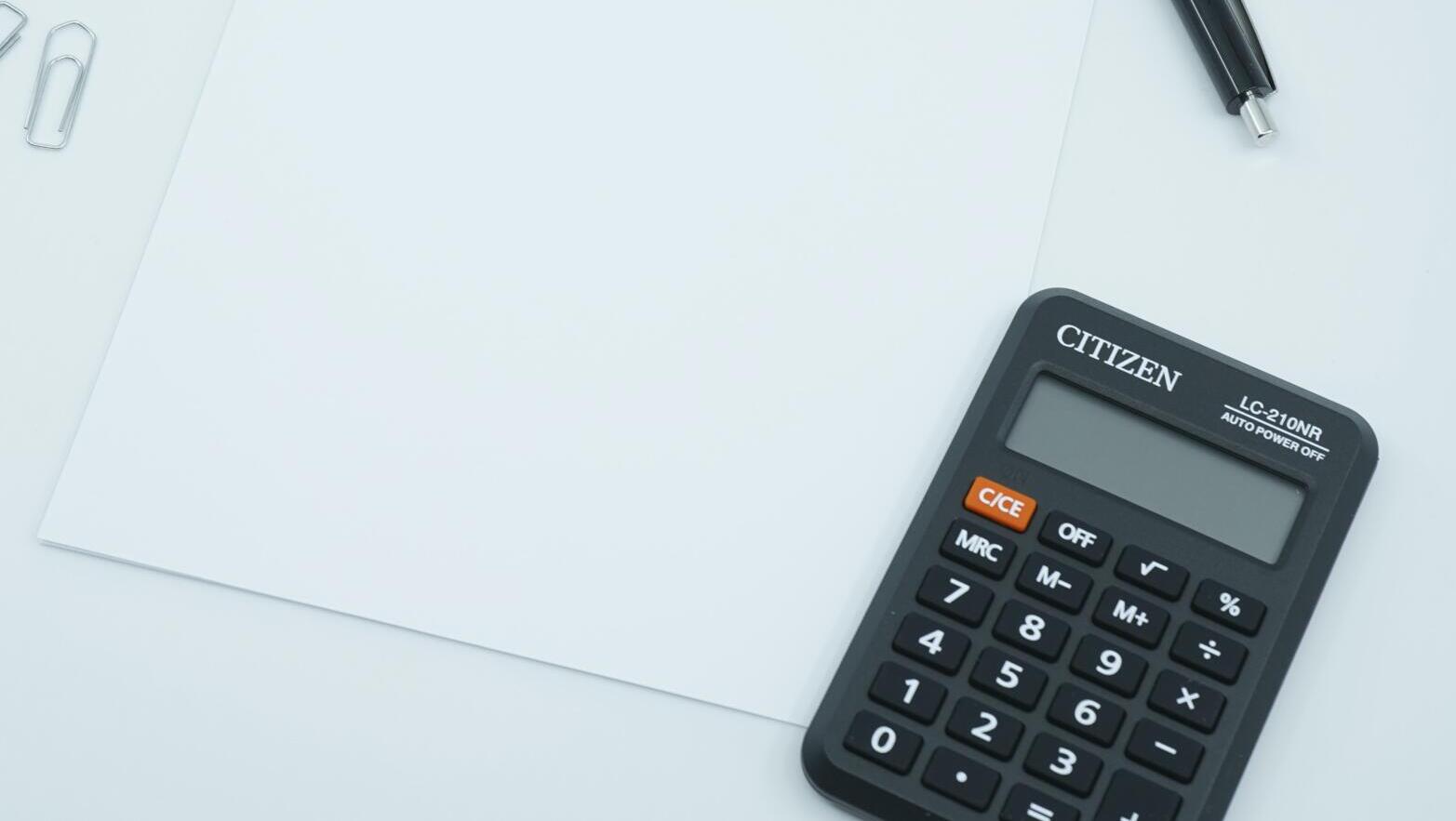 Ein Taschenrechner und ein leeres Blatt Papier