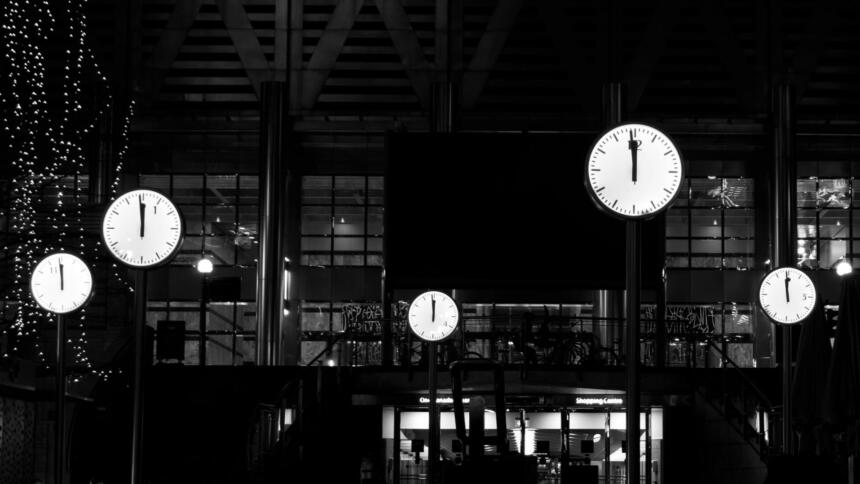 Mehrere Uhren, die kurz vor zwölf zeigen, in schwarz-weiß