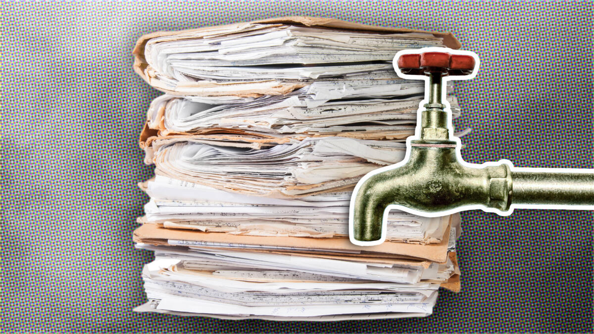 im Vordergrund ein Wasserhahn, dahinter ein Aktenstapel vor grauem Grund