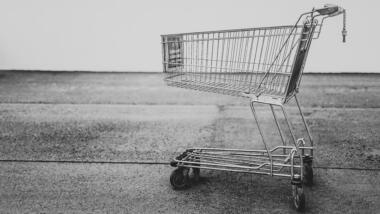 schwarz-weißes Bild von einem leeren Einkaufswagen