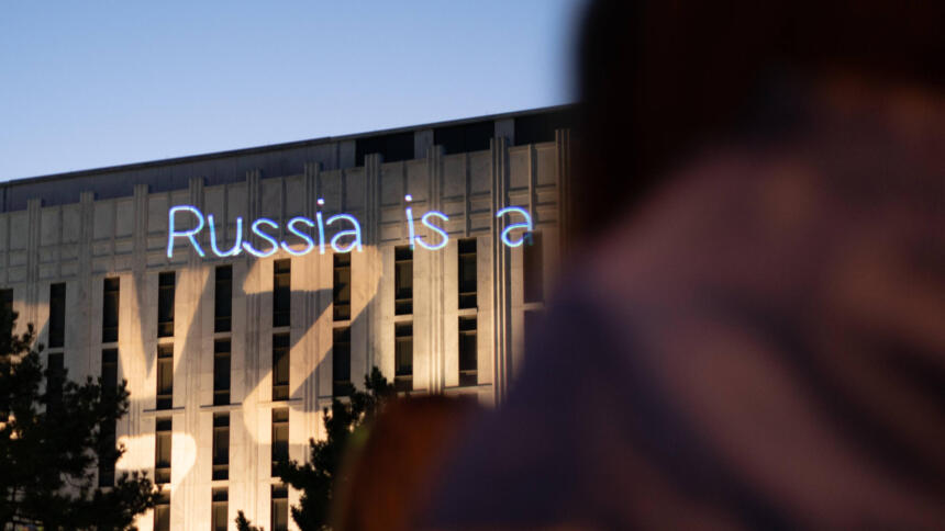 Botschaftsgebäude mit Projektion. Zu sehen ist nur "Russia is a...."