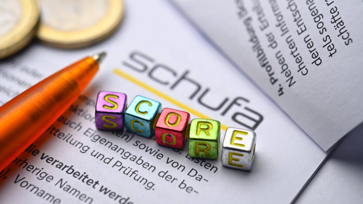 Buchstabenwürfel bilden das Wort Score auf einem Formular der Schufa