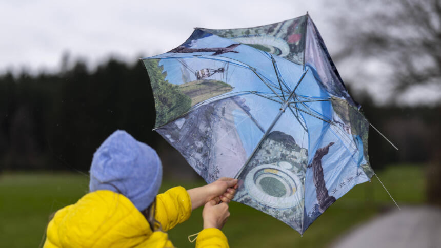 Bad Wörishofen, Unterallgäu: Eine Frau kämpft mit ihrem Regenschirm gegen den Sturm an.