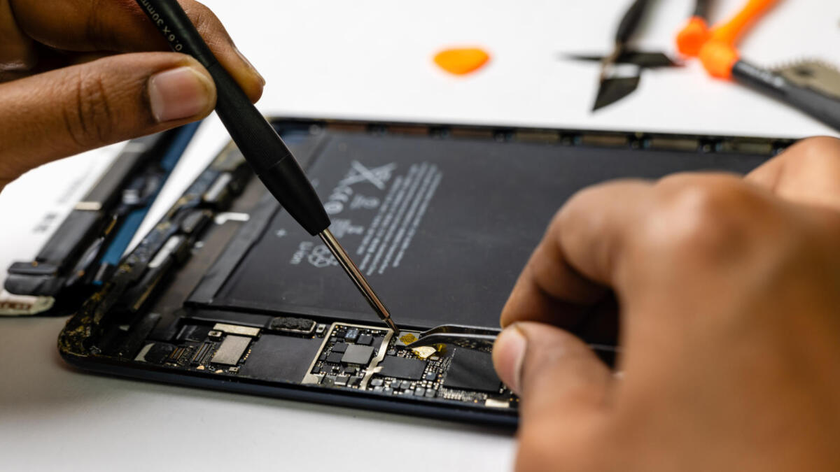 Ein geöffnetes Smartphone, das repariert wird