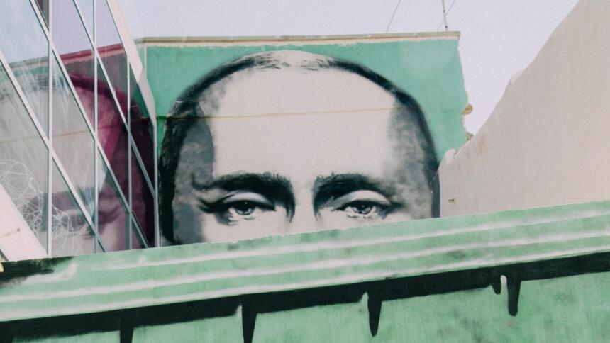 Ein illustrierter Putin schaut über einer Mülltonne hervor