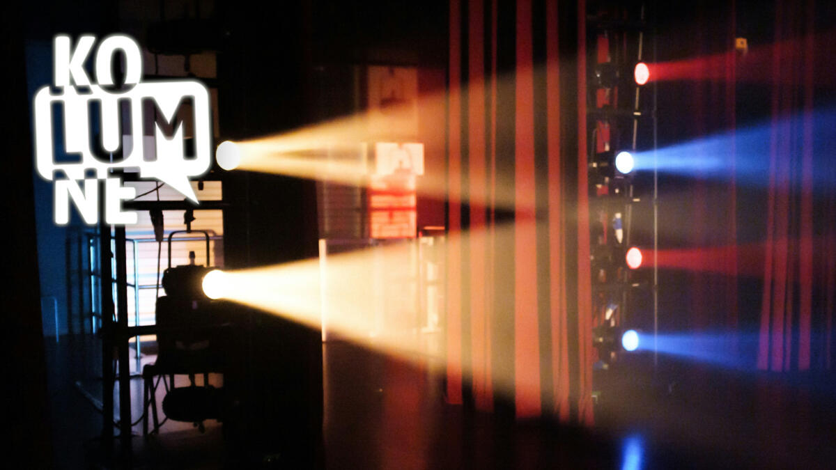 Weiße, rote und blaue Scheinwerfer strahlen von links nach rechts.