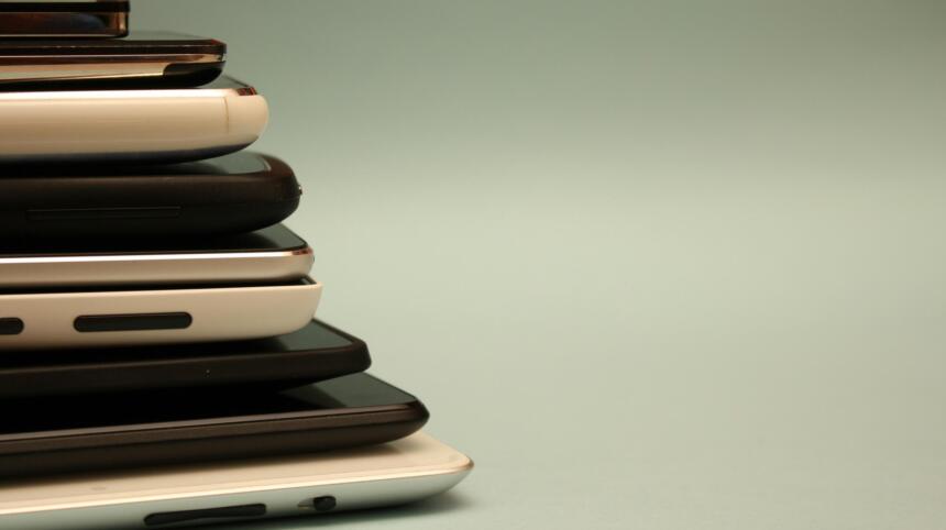 Ein Stapel Smartphones, von der Seite fotografiert