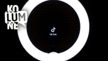 Ein leuchtendes Ringlicht mit dem TikTok-Logo in der Mitte vor schwarzem Hintergrund