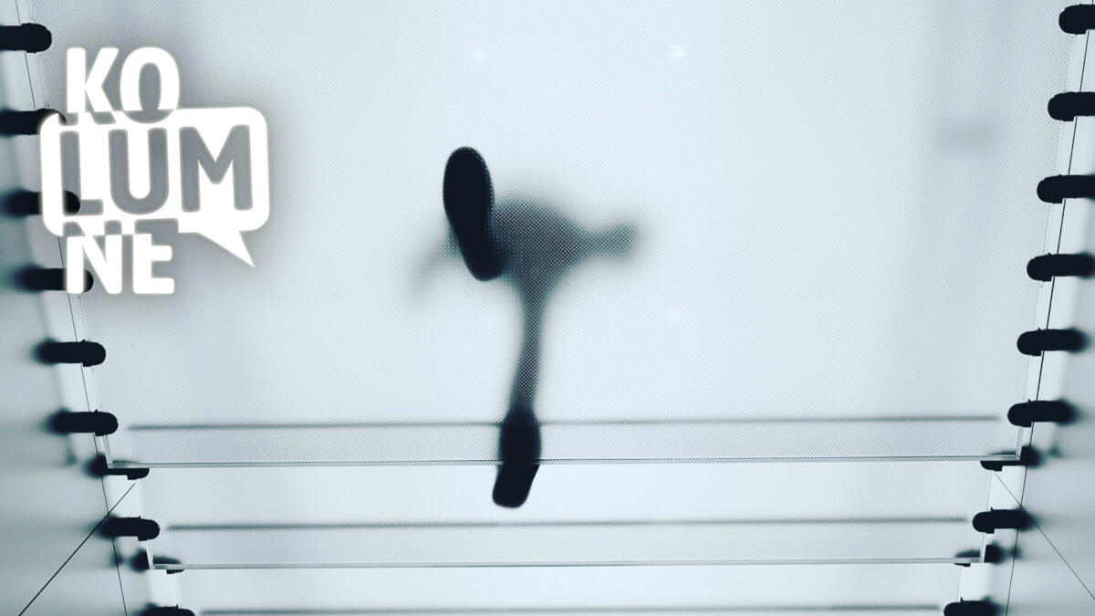 Eine transparente Treppe von unten fotografiert.