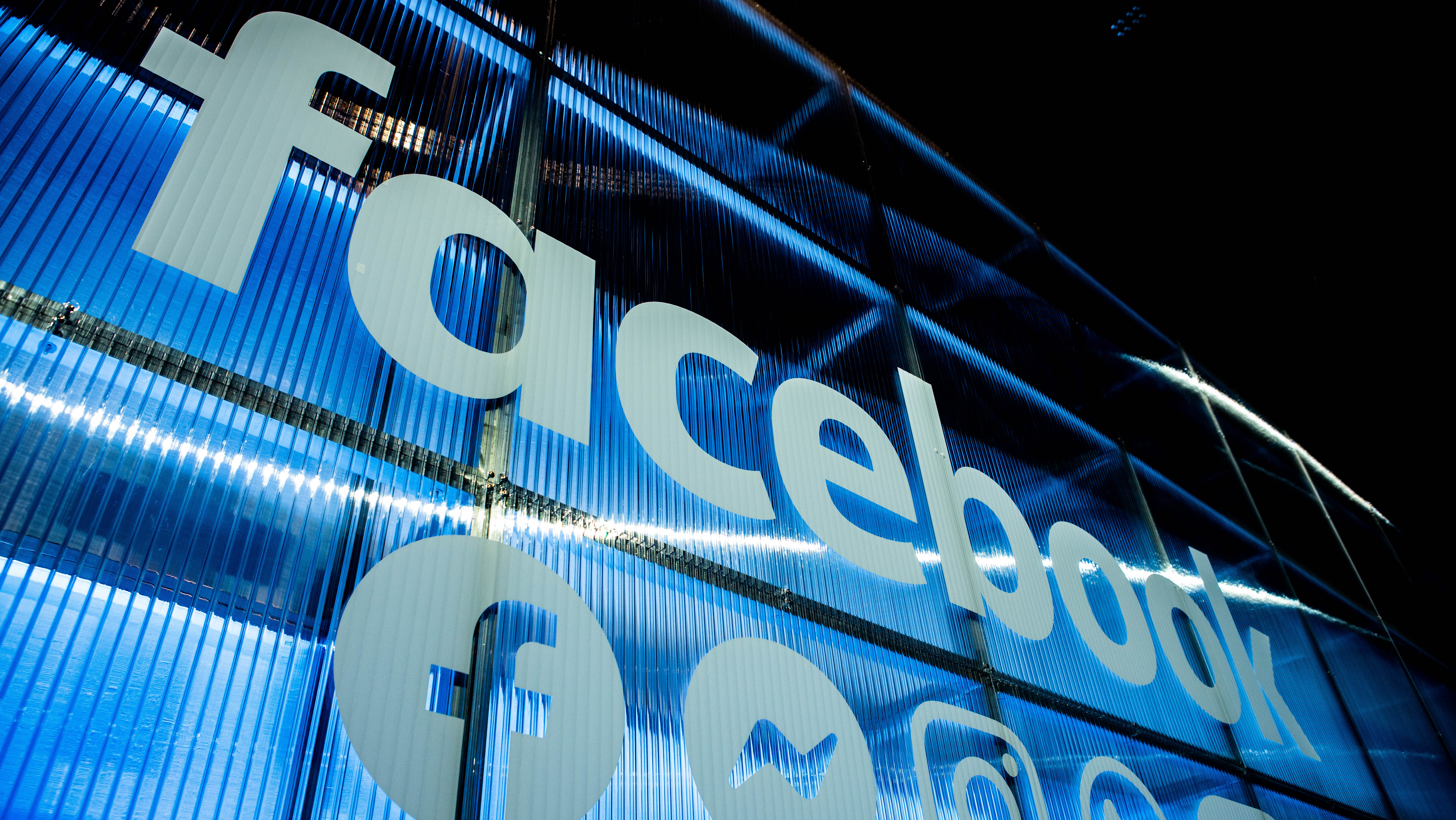 Vor blauem Hintergrund ist in weiß der Schriftzug “facebook” zu sehen. Darunter sind die Logos von Facebook, Messenger, Instagram und WhatsApp abgebildet.