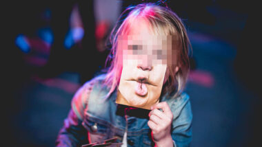 Kind hält sich ein Foto vors Gesicht