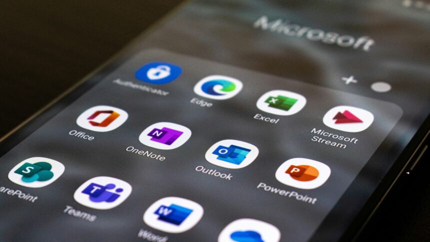 Ein Handybildschirm zeigt verschiedene Microsoft-Apps.