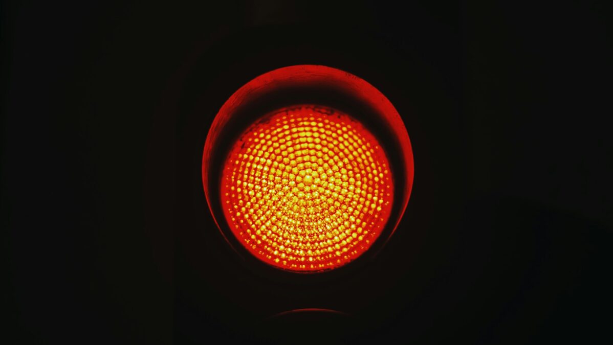 rote Ampel im Dunkeln